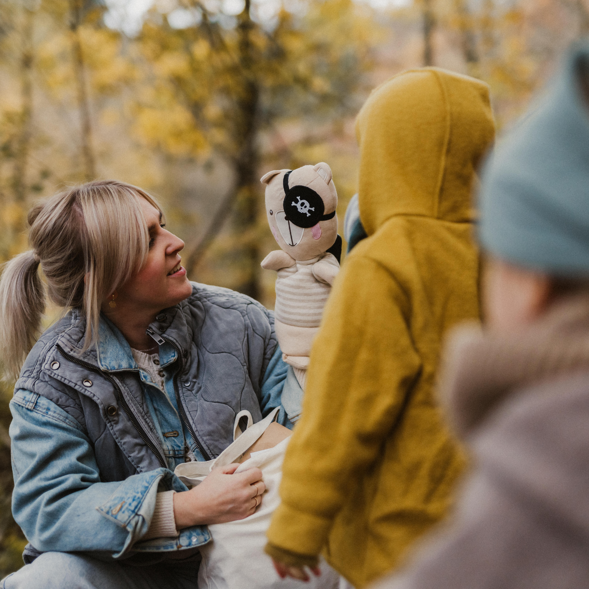 Schatzsuche im Wald mit Handpuppe beim Kindergeburtstag im Herbst Motto Pirat Kinder schauen