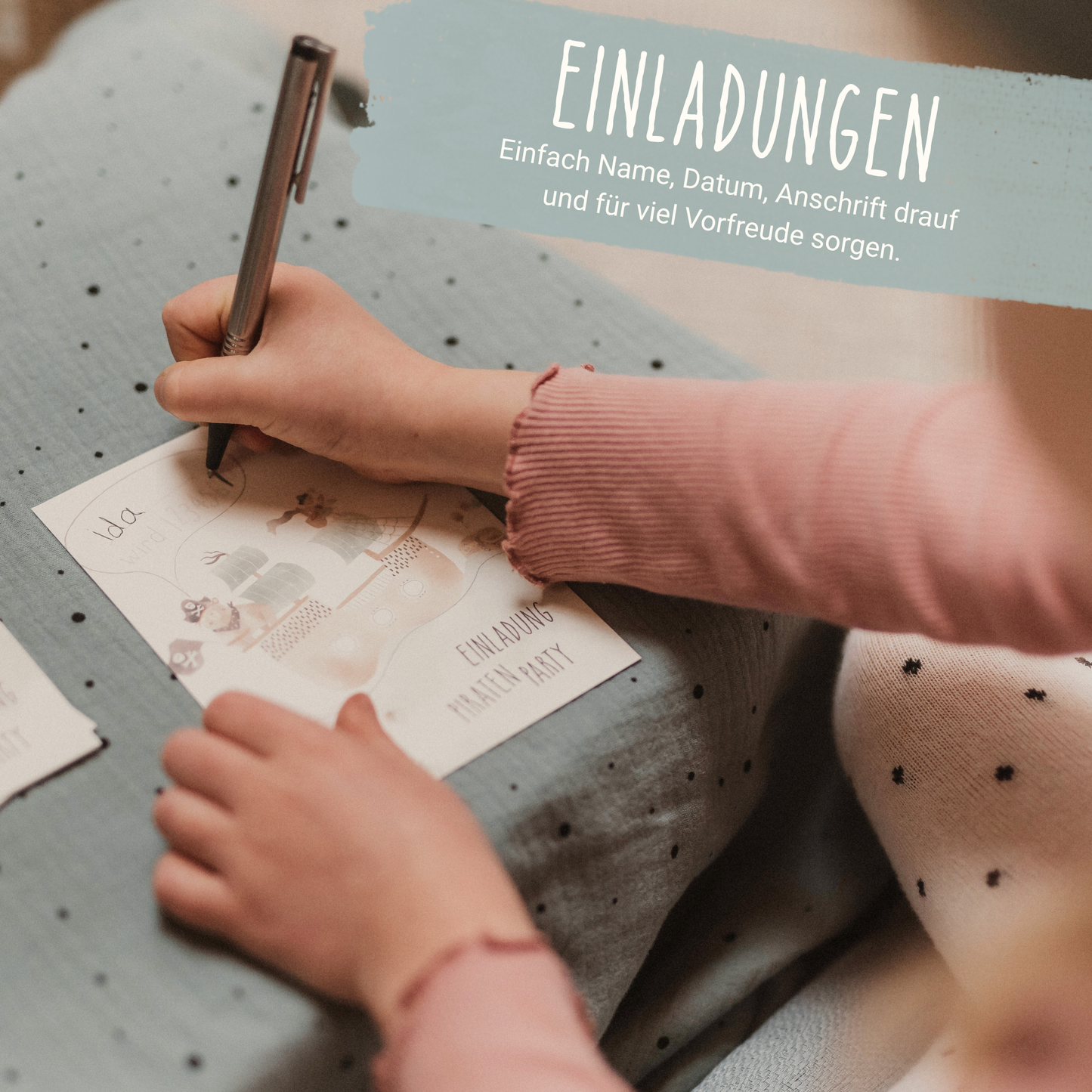 Kind schreibt auf Einladungskarten für den Kindergeburtstag mit dem Motto Pirat zum kaufen