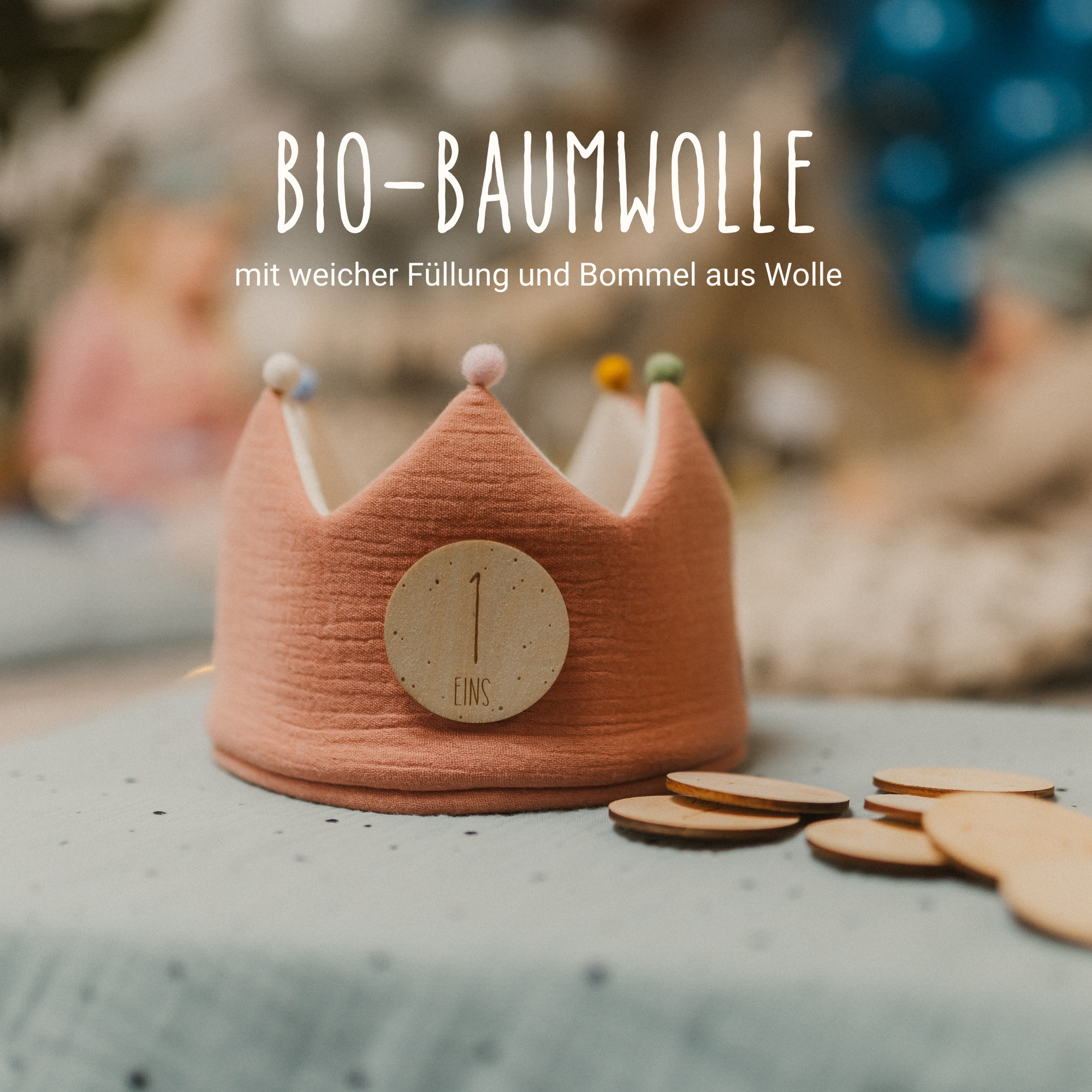 Geburtstagskrone aus Stoff Bio-Baumwolle Musselin in altrosa mit austauschbaren Zahlen aus Holz hochwertig und Bommel Pompon aus Wolle