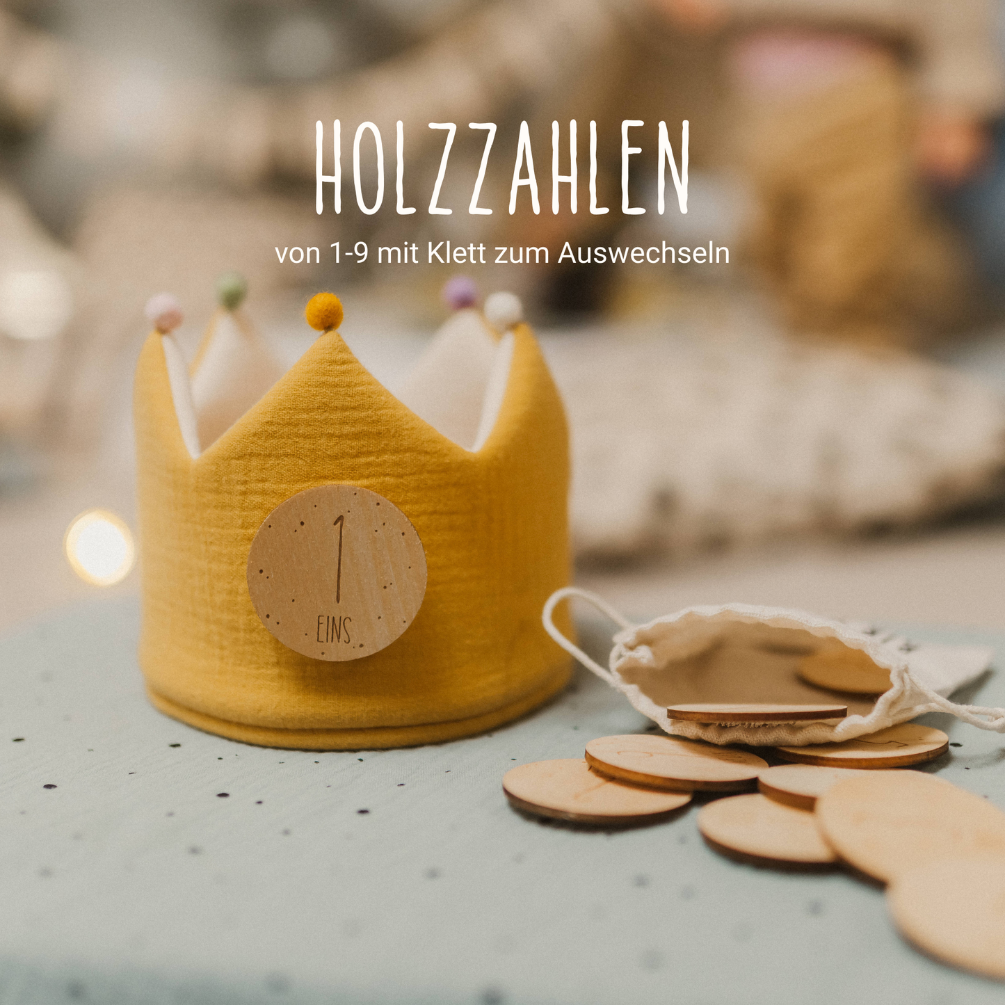 Geburtstagskrone aus Stoff Bio-Baumwolle Musselin in gelb mit austauschbaren Zahlen aus Holz hochwertig und Bommel Pompon aus Wolle