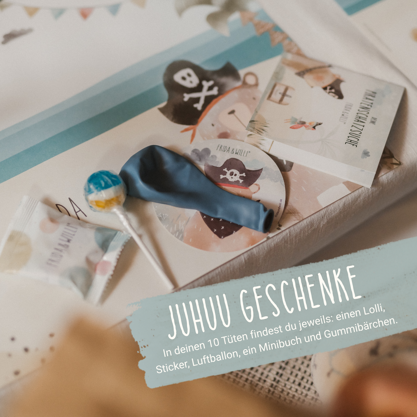 Inhalt der Mitgebseltüte zum Kindergeburtstag Motto Pirat: Minibuch der Schatzsuche, Aufkleber, Lolli, blauer Luftballon, Gummibärchen als Gastgeschenk