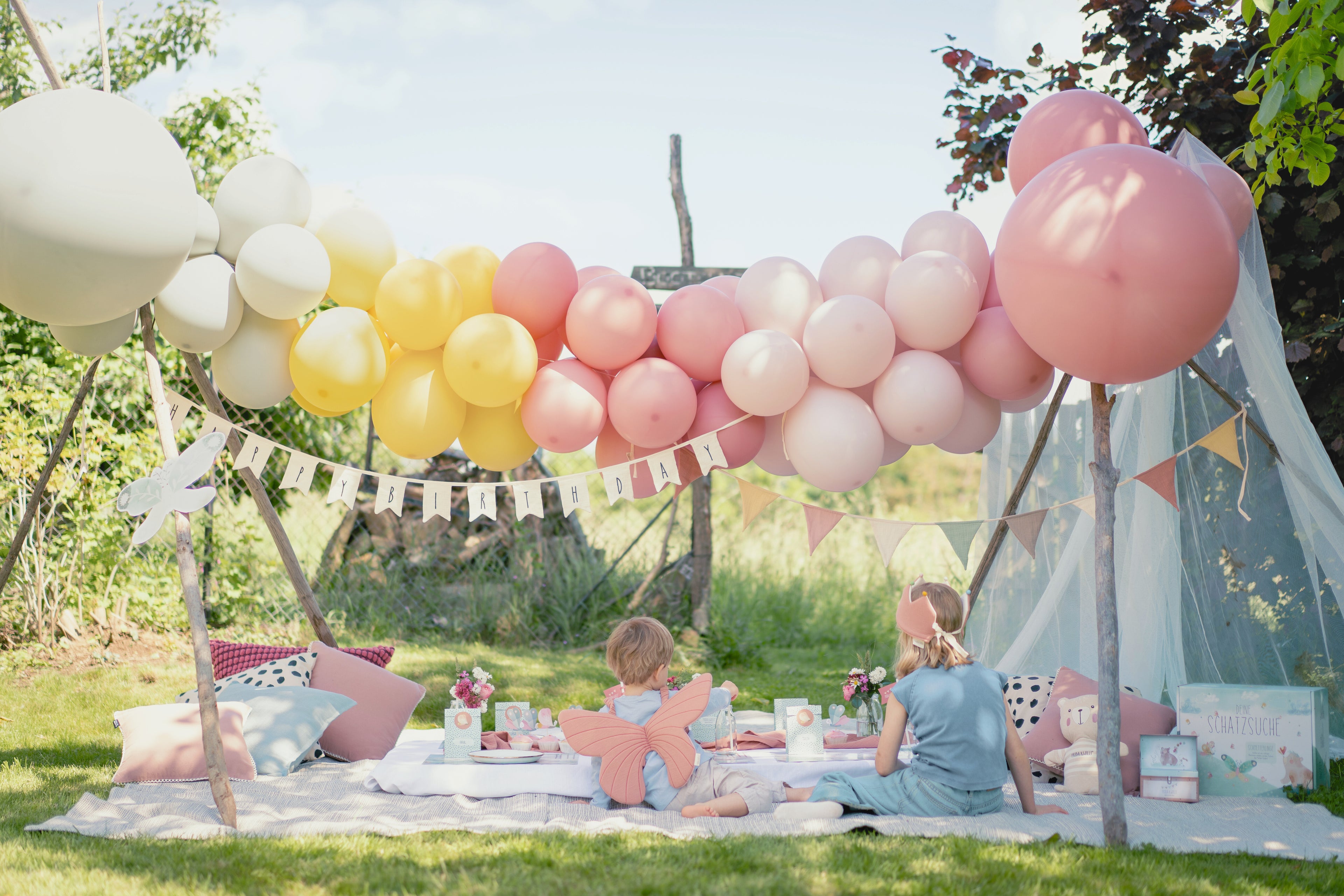 Kinder beim Kindergeburtstag mit Motto Schmetterling rosane Ballons, Ballongirlande, Wimpelkette Musselin Bio-Baumwolle