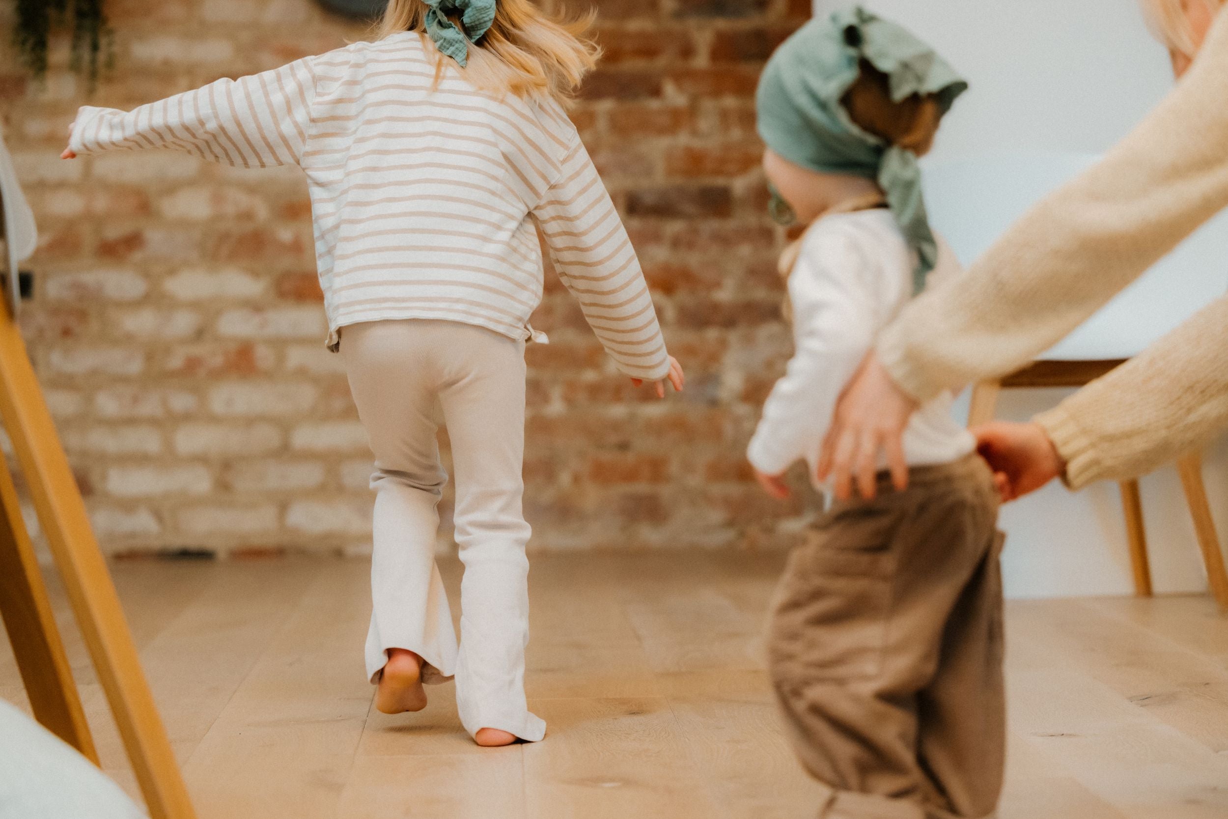 Kinder rennen beim Kindergeburtstag drinnen im Winter im Herbst wenn es kalt ist