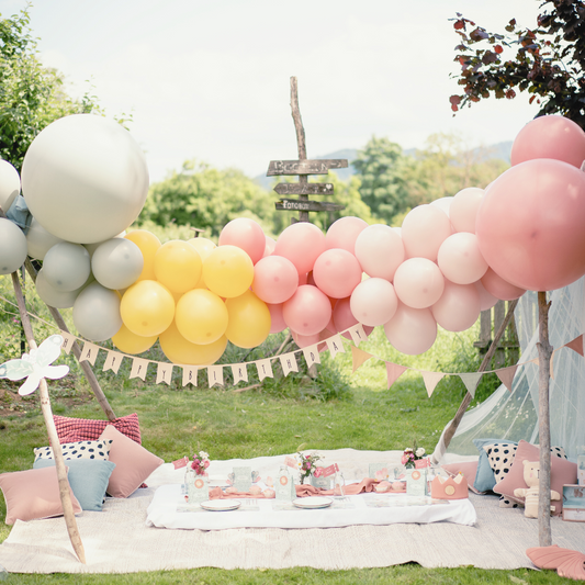 Kindergeburtstag in der Natur Schmetterling rosa Bio-Ballongirlande aus Naturkautschuk nachhaltig Wimpelkette aus Musselin Bio-Baumwolle Geburtstagsgirlande