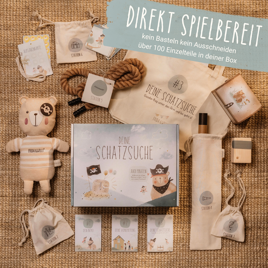 Übersicht aller Materialien der Piraten-Schatzsuche mit Handpuppe, Aufgabenkarten, Fernrohr und Schatztruhe für den Kindergeburtstag