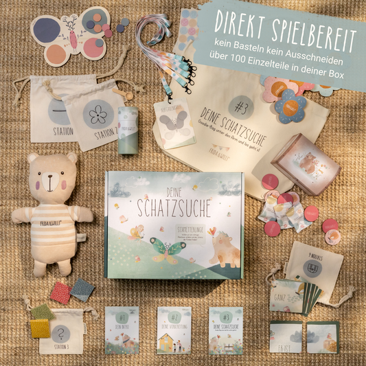 Übersicht aller Materialien der Schmetterlings-Schatzsuche mit Handpuppe, Aufgabenkarten, Lanyards, Holzschmetterling und Schatztruhe für den Kindergeburtstag