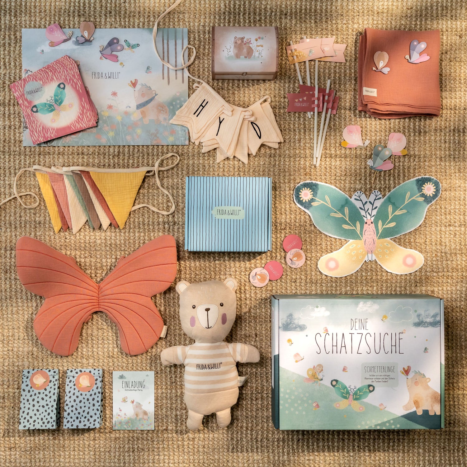 Materialien der Schatzsuche mit dem Motto Schmetterling für den Kindergeburtstag als Komplettset inklusive Servietten, Wimpelkette, Luftbalons und Flügeln