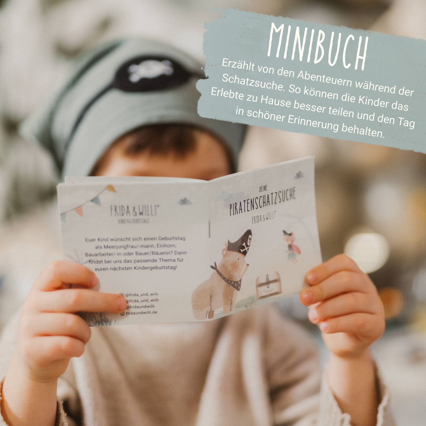 Kind schaut Buch an über die Schatzsuche beim Kindergeburtstag mit dem Motto Pirat. Buch ist Gastgeschenk in der Mitgebseltüte.