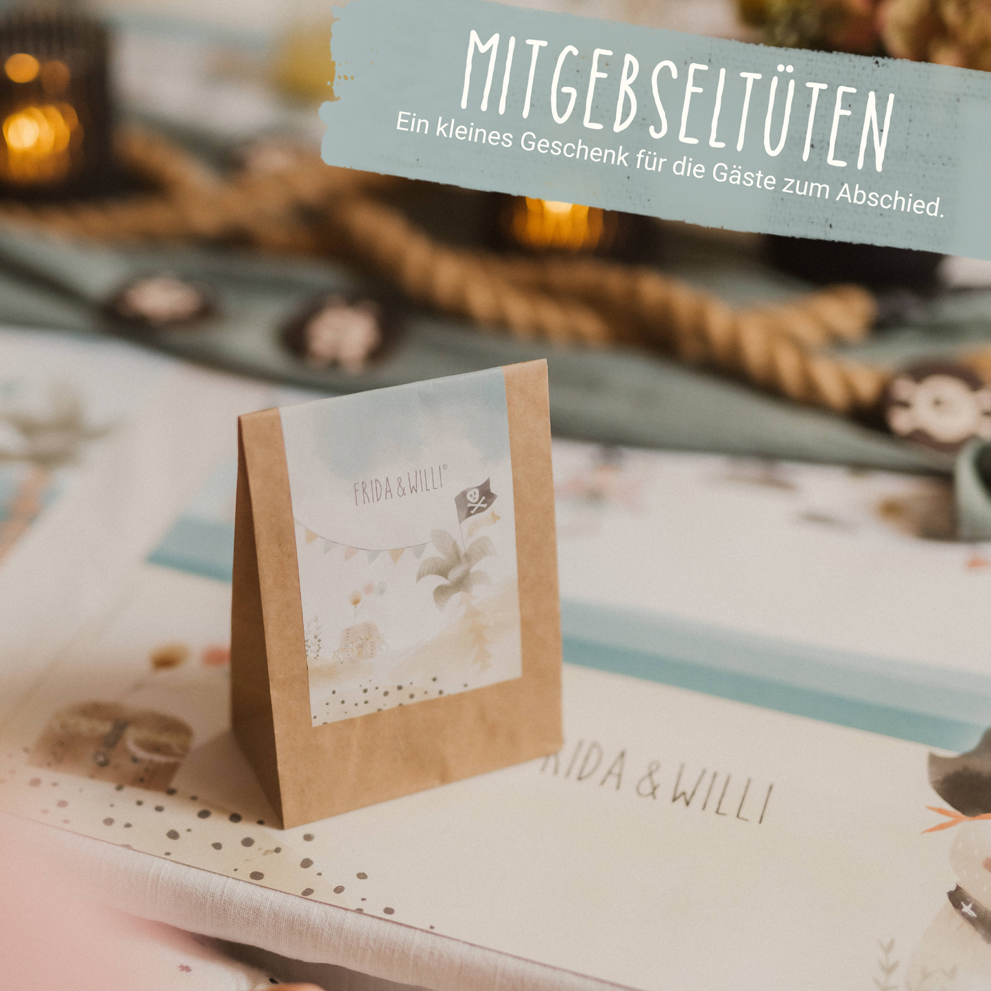 Tüte mit Mitgebseln für den Kindergeburtstag steht auf dekoriertem Tisch mit Motto Pirat