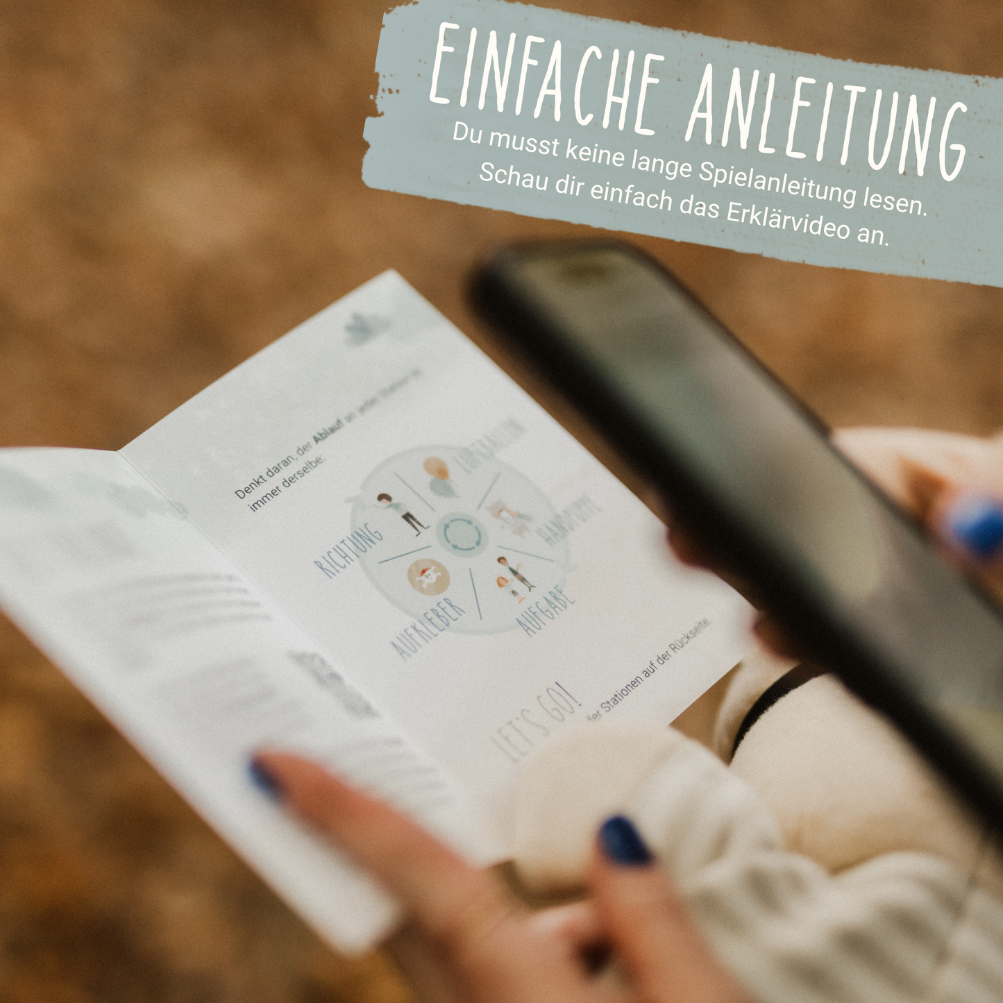 Handy scannt QR Code zum Erklärvideo der Schatzsuche um Spielanleitung anzuschauen einfach erklärt ohne langes Lesen für den Kindergeburtstag mit Motto Pirat