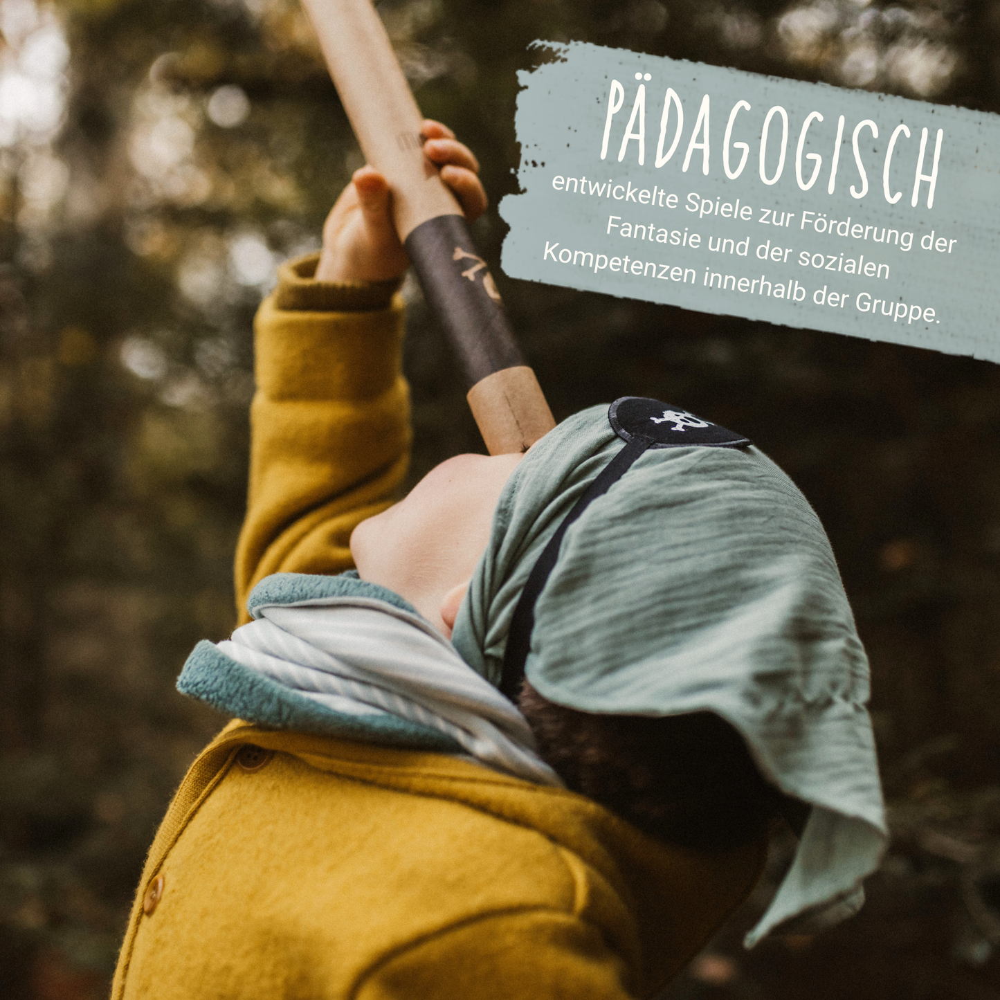 Kind schaut durch Fernglas während der Piraten-Schatzsuche beim Kindergeburtstag pädagogisch entwickelte Spiele