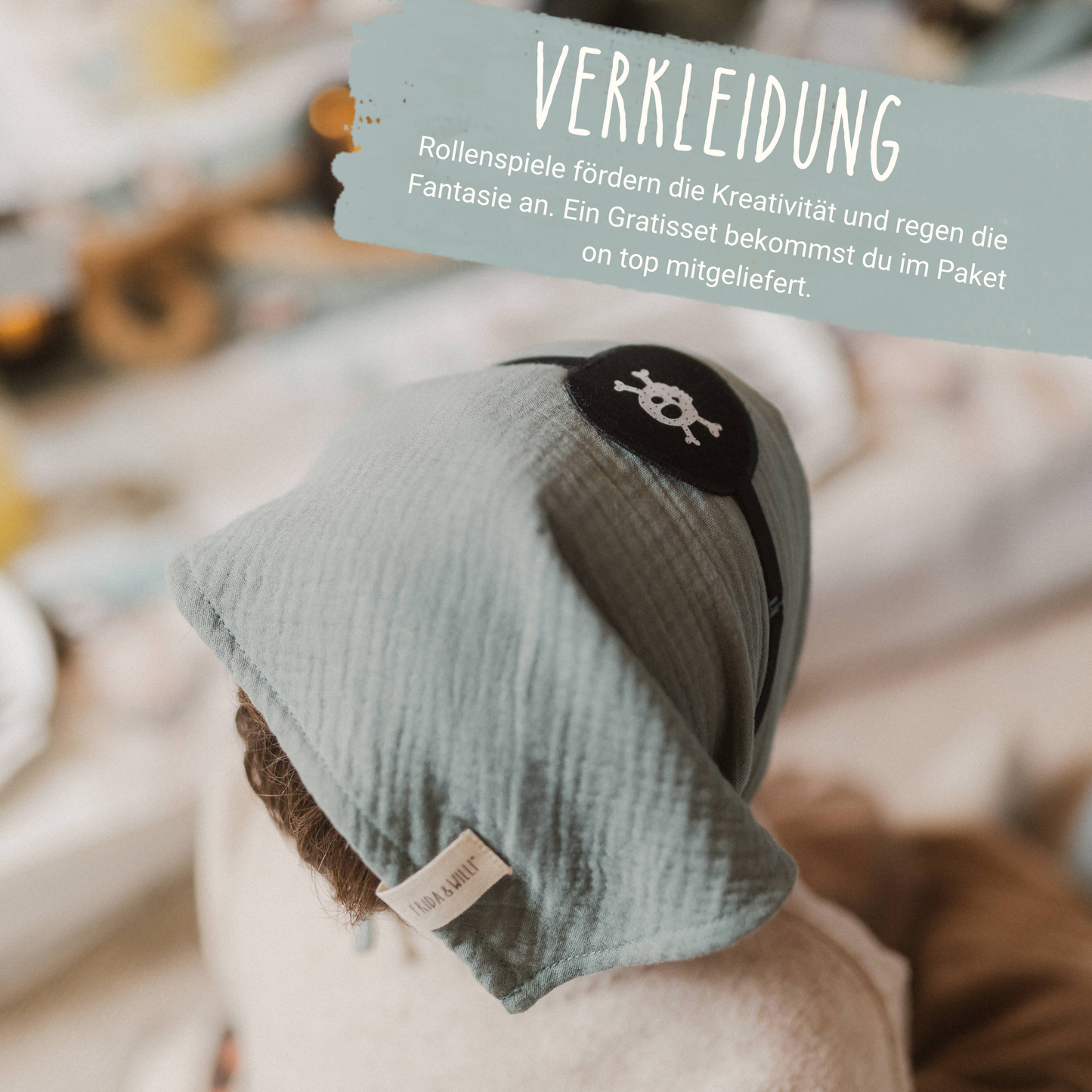 Kind trägt Verkleidung und hat blaues Piratentuch mit Augenklappe auf dem Kopf aus Bio-Baumwolle Musselin beim Kindergeburtstag