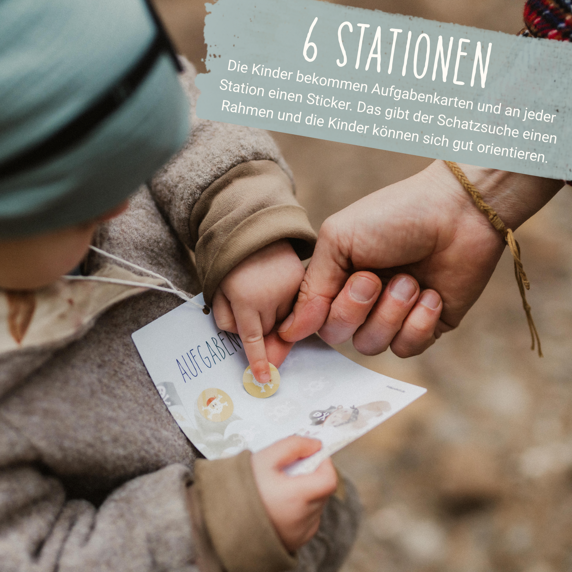 Kind hält Aufgabenkarte und Sticker der Piraten-Schatzsuche in der Hand während des Kindergeburtstags