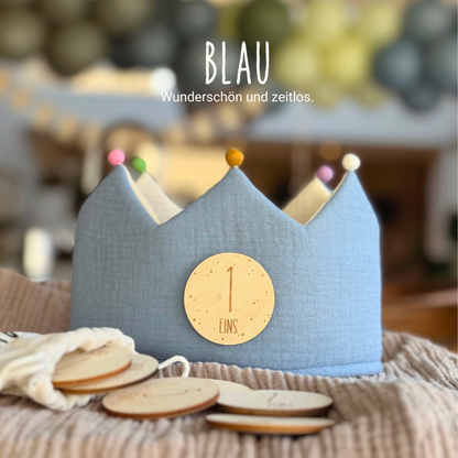 Geburtstagskrone blau Bio-Baumwolle musselin mit Holzzahlen von 1 - 9 Kindergeburtstag Bommel aus Wolle Stoffkrone