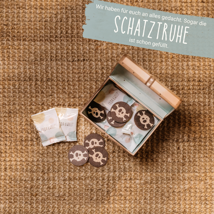 Schatztruhe der Piraten-Schatzsuche zum Kindergeburtstag gefüllt mit Gummibärchen und Piratenthalern