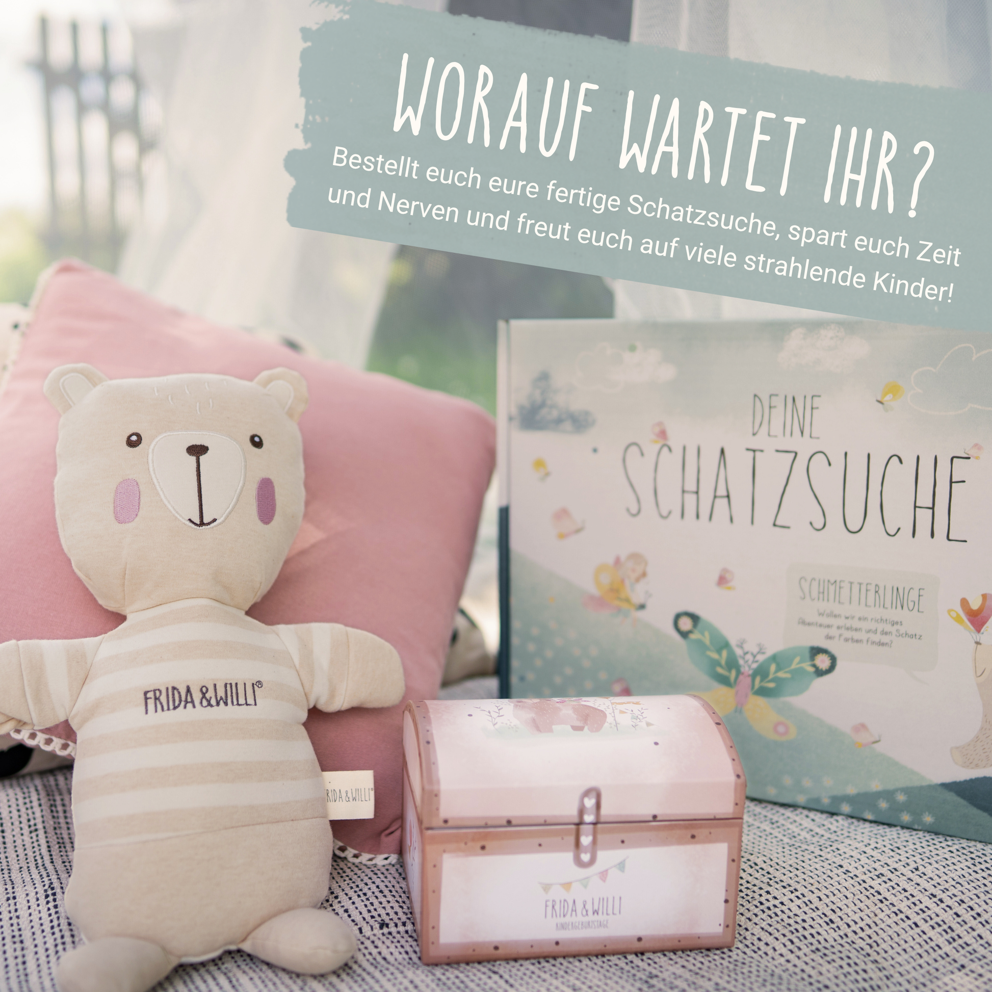 Box mit Schatzsuche mit dem Motto Schmetterling daneben sitzt die Handpuppe und davor ist die Schatztruhe zu sehen