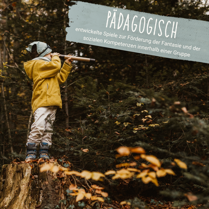 Kind schaut durch Fernglas bei der Piraten-Schatzsuche beim Kindergeburtstag im Wald