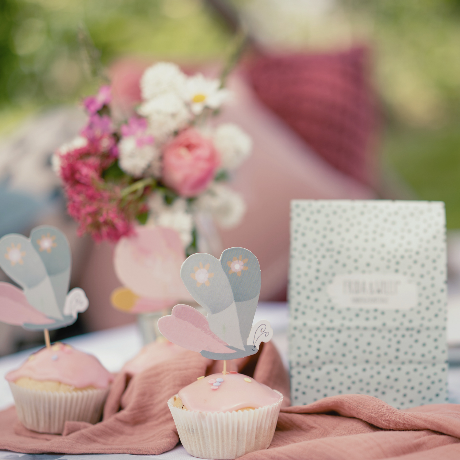 Schöne rosane Tischdekoration Muffinspieß Schmetterling beim Kindergeburtstag mit Motto 