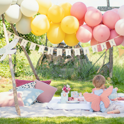 Wimpelkette Happy Birthday Geburtstag Musselin Bio Luftballons Kind mit Schmetterlingsflügeln Luftballons in der Natur